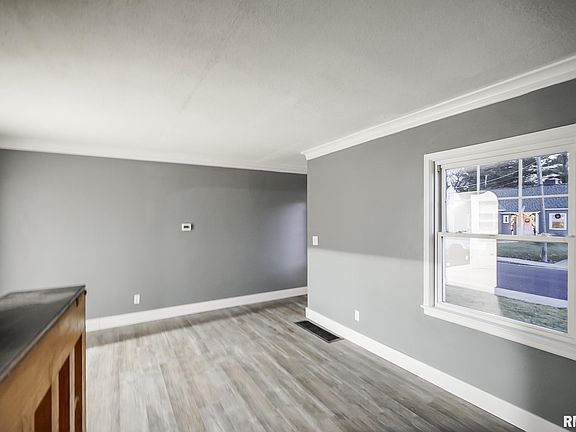 4th image of 2405 W Sherman Ave