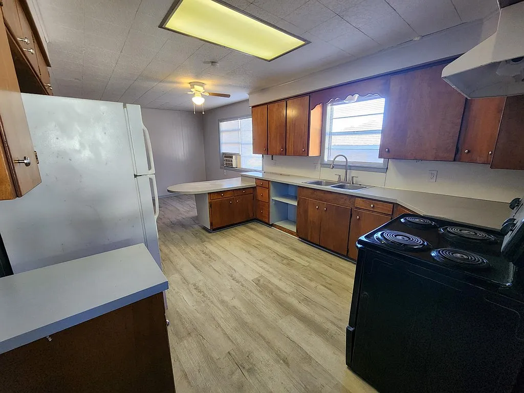 1 bed, 1.0 bath, 650 sqft, $900 — Photo 2