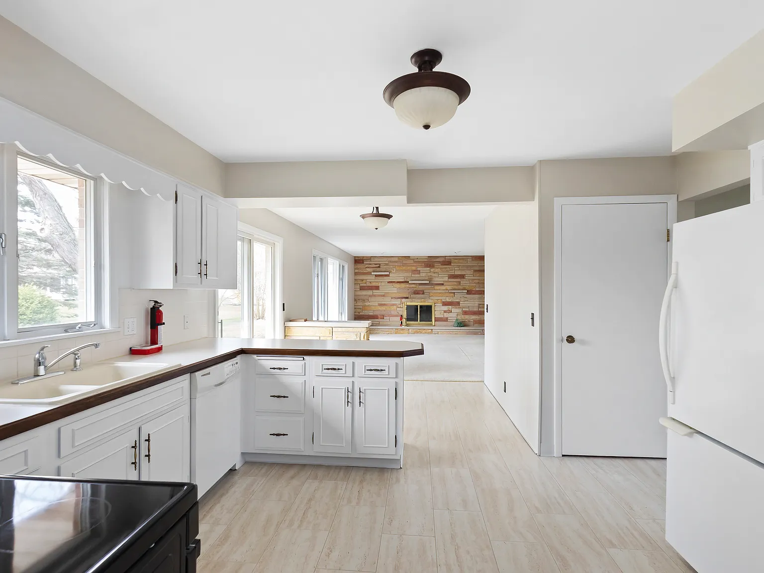 3 bed, 2.5 bath, 2500 sqft, $2,450 — Photo 2