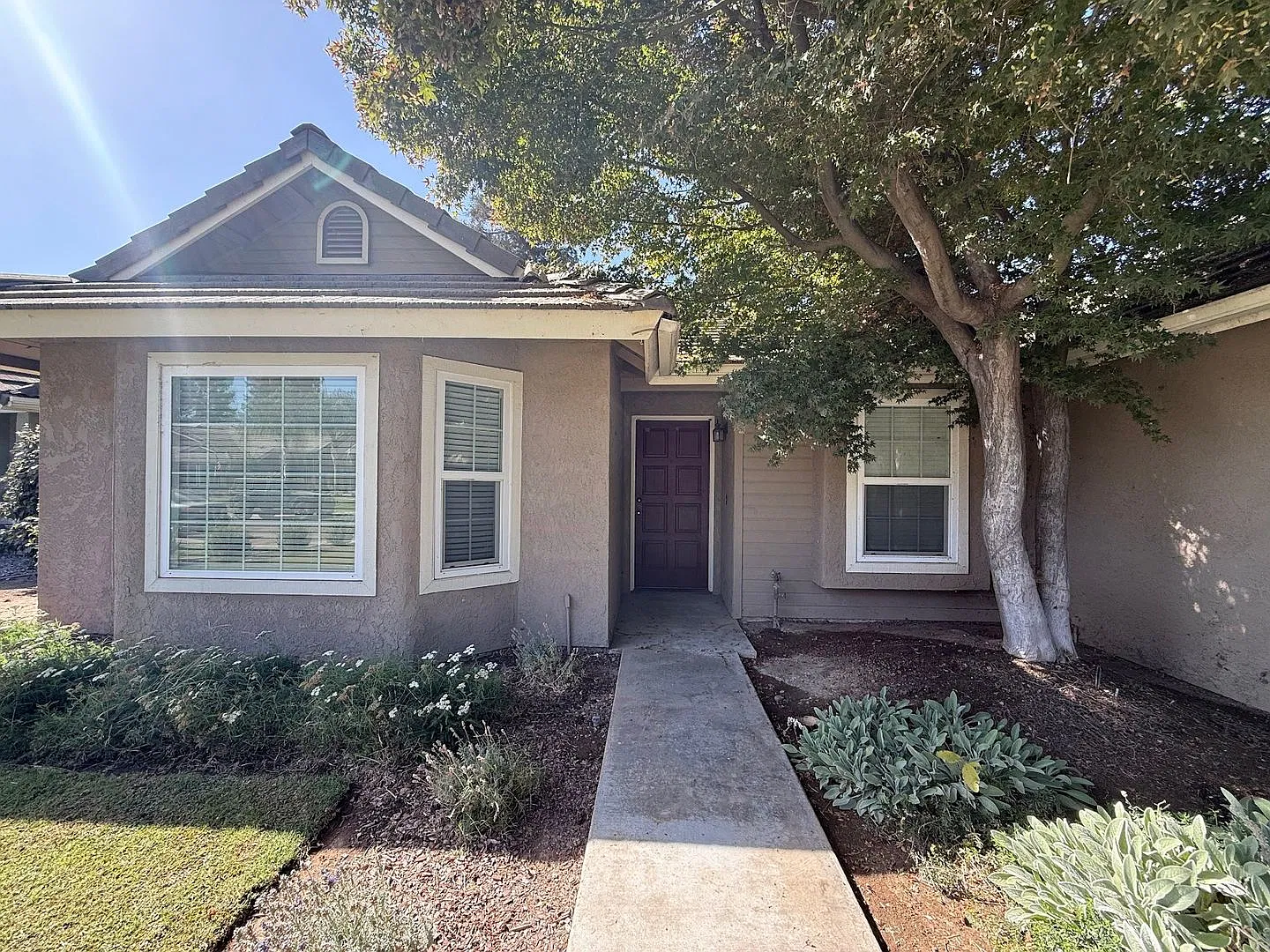 Charming 3 Bedroom 2 Bathroom home! — Photo 2