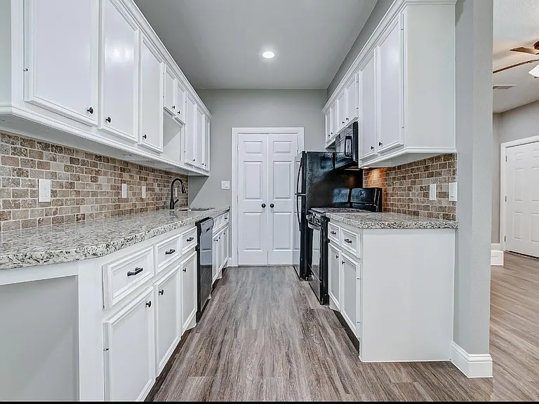 2402 Spence St #A — Photo 8