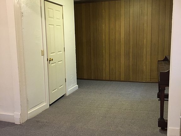 3rd image of 224 W Poplar St