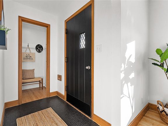 4th image of 120 Viking Place