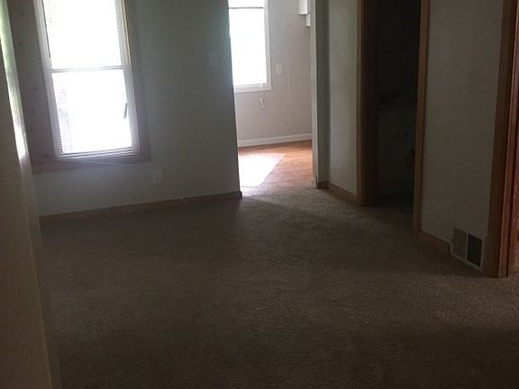 4th image of 821 E 93rd St