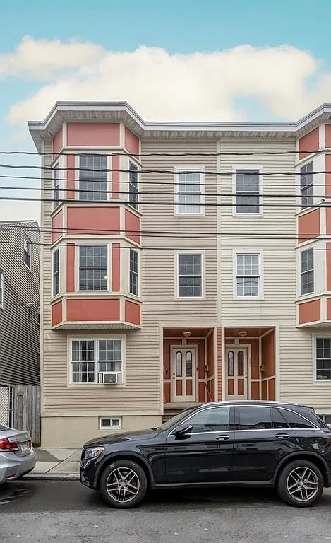 135 Everett St — Photo 1