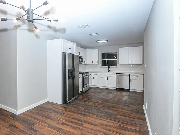 204 E 18th St — Photo 10
