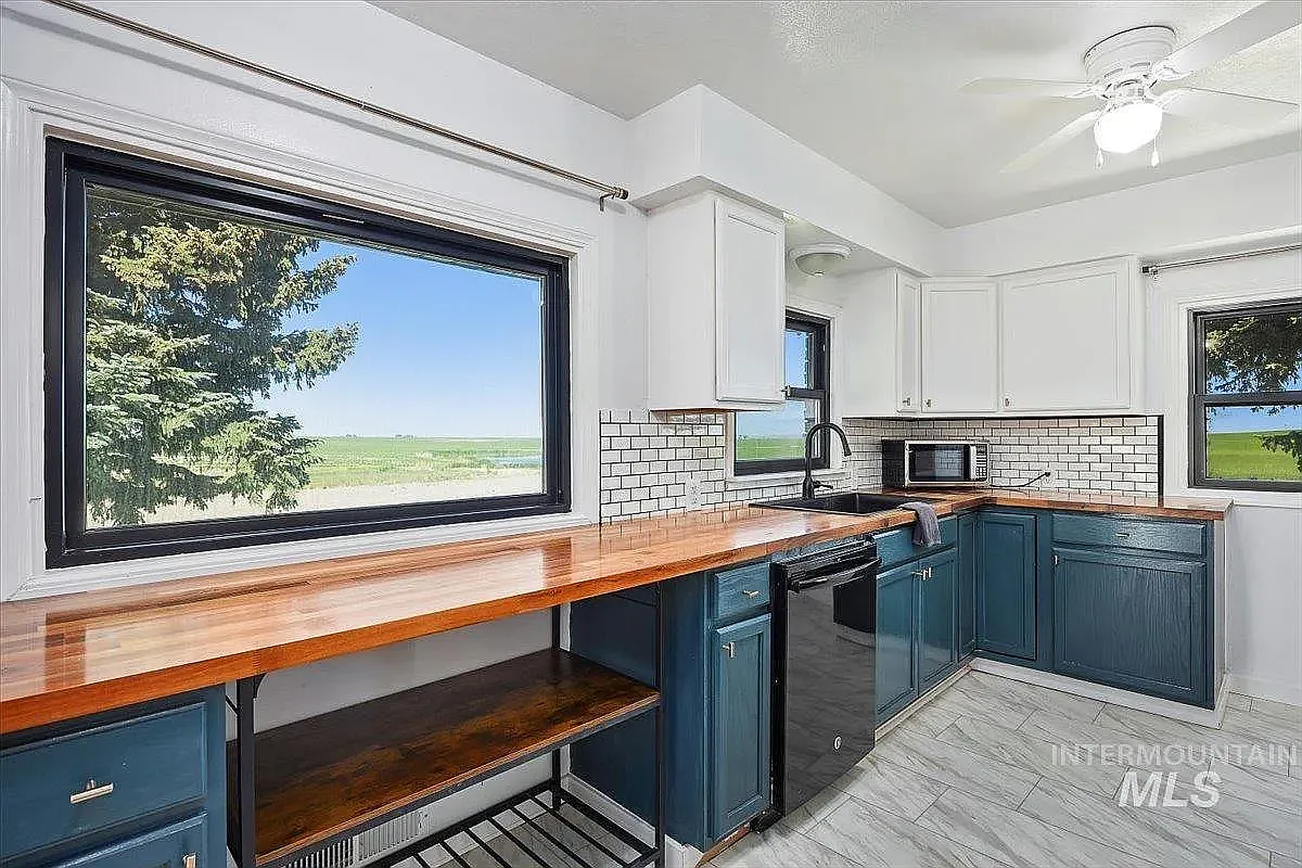 4 bed, 2700 sqft, $2,400 — Photo 2