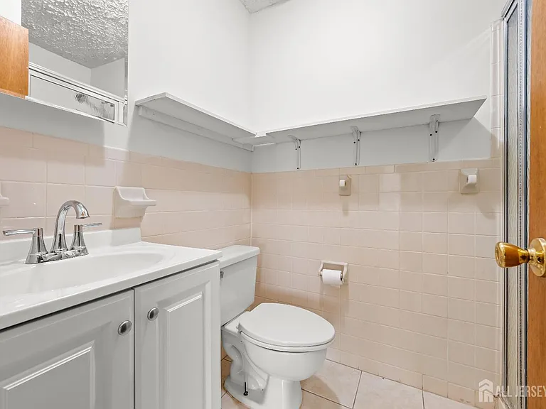 823 Edison Glen Ter — Photo 10