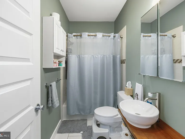 2568 Collins St — Photo 27