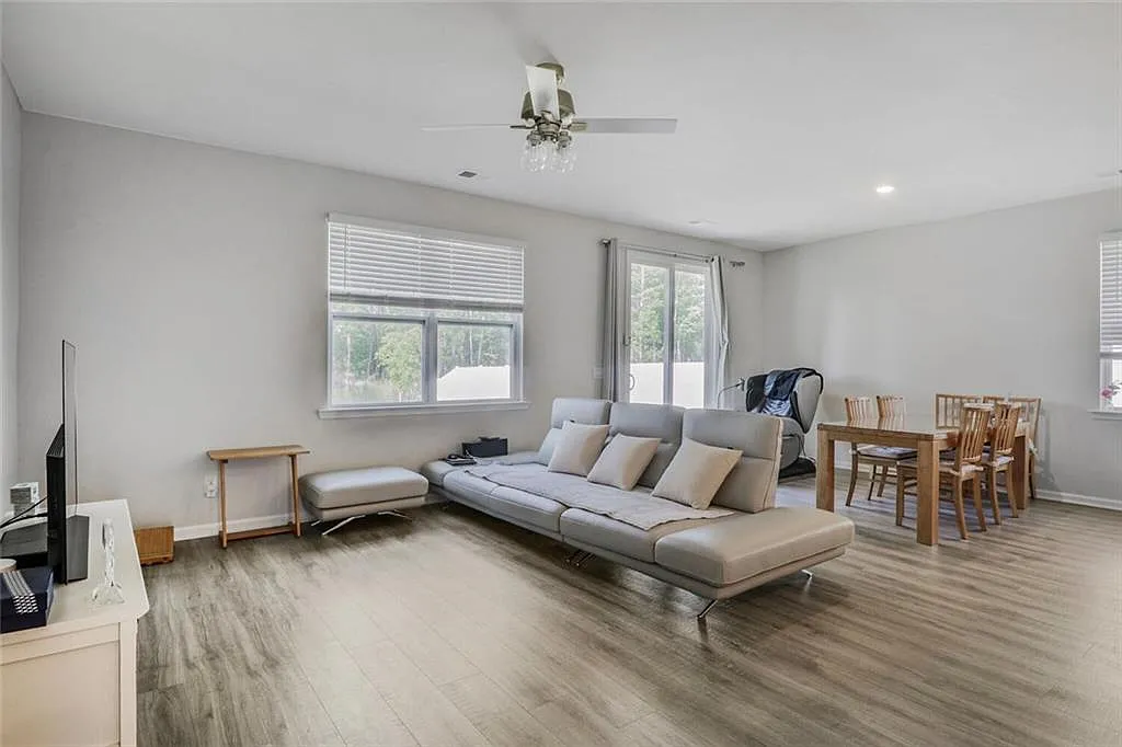 4 bed, 3.5 bath, 2257 sqft, $2,700 — Photo 2