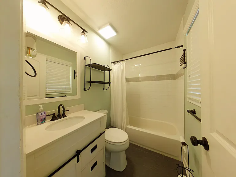 1117 Eisenhower Dr — Photo 13