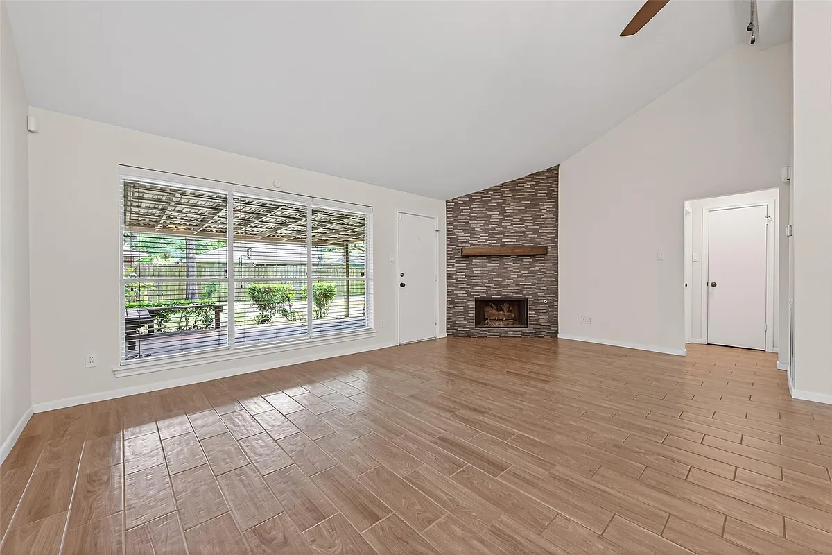Building Photo - 2502 Old Oak Ln