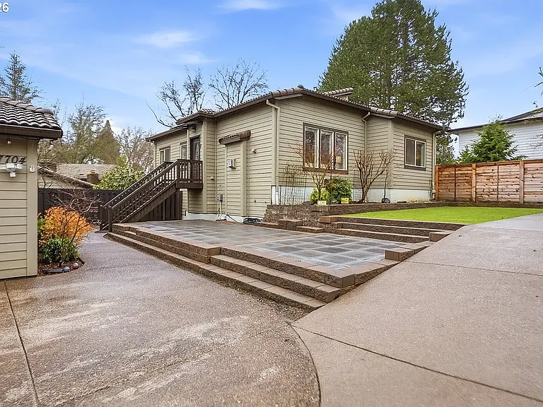 7704 SW Cresmoor Dr — Photo 2