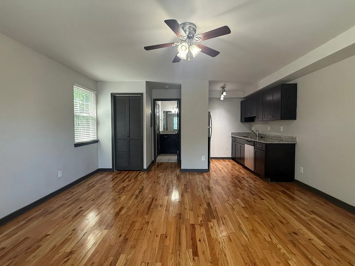 The Ridgewood Apartments in Woodbine - Remodeled Units - Gated Access - Convenient - Ample Parkin... — Photo 3