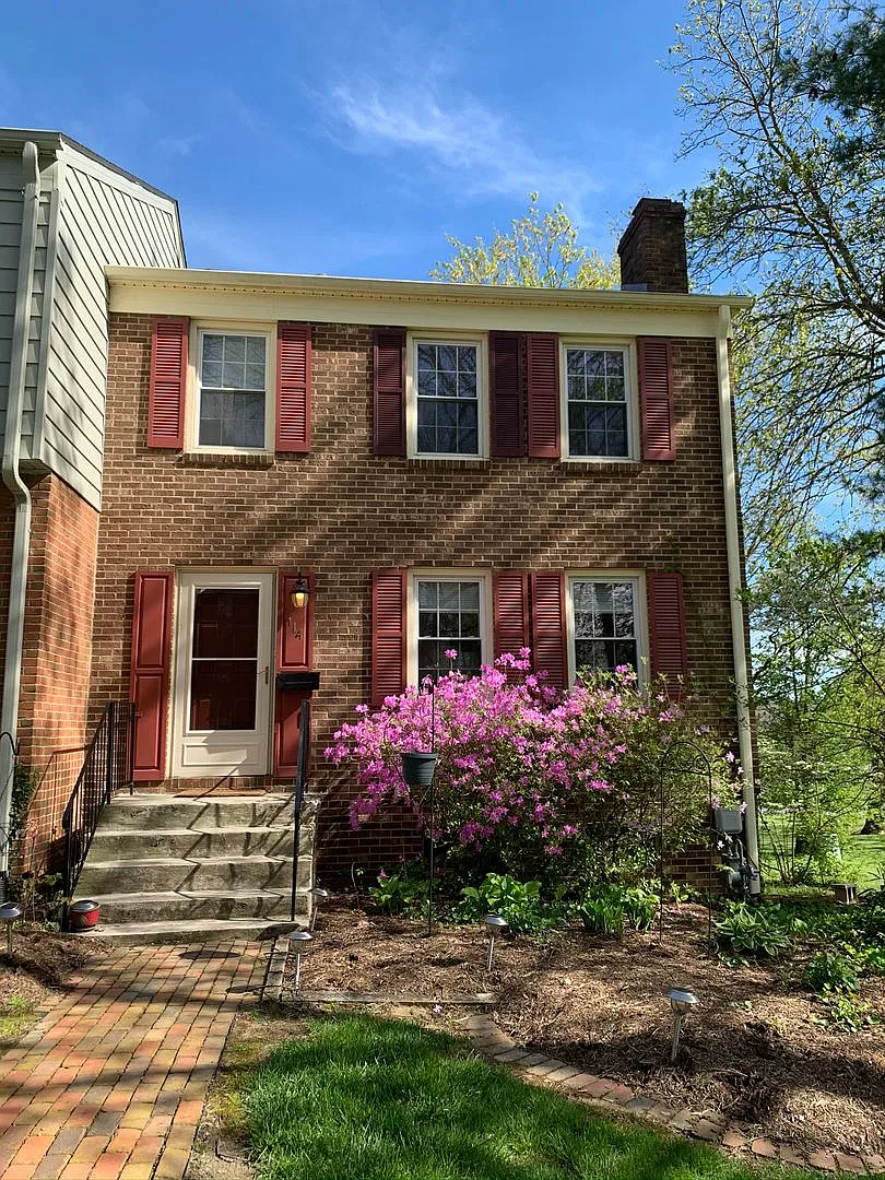 114 Southampton Ct — Photo 1