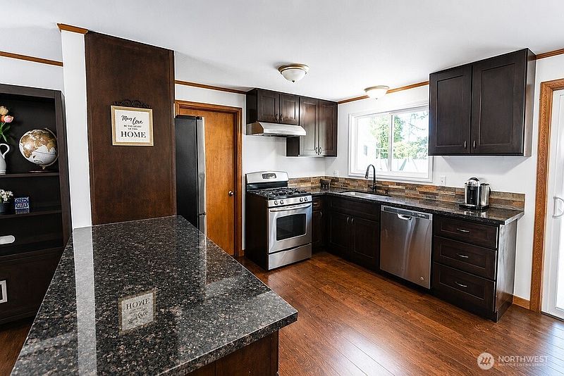 5th image of 2465 24th Street SE