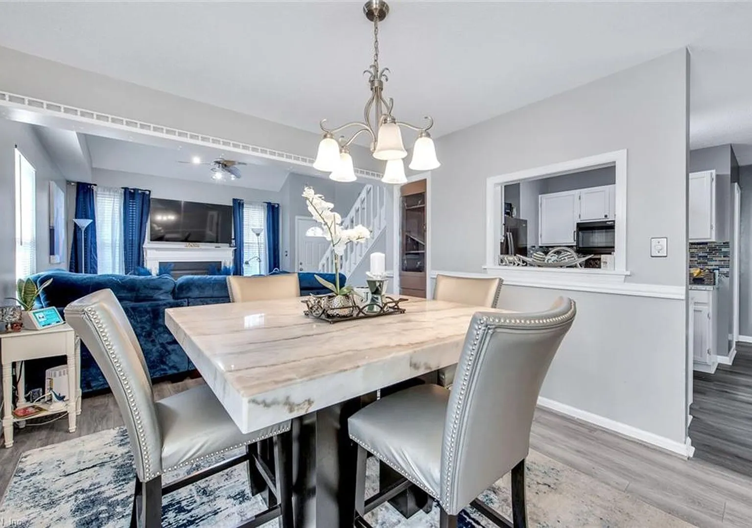 Beautiful 3-bed 2-bath Townhome — Photo 4