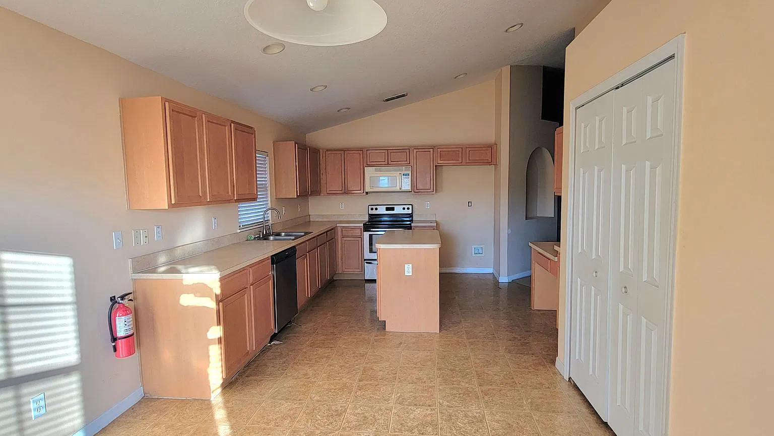 3 bed, 2.0 bath, 1636 sqft, $2,000 — Photo 4