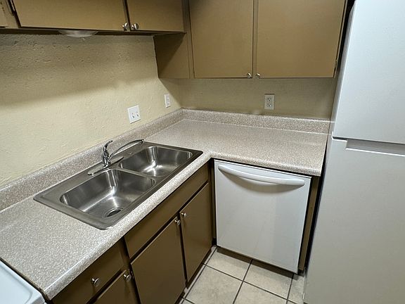 2nd image of 2500 W Hickory St #17