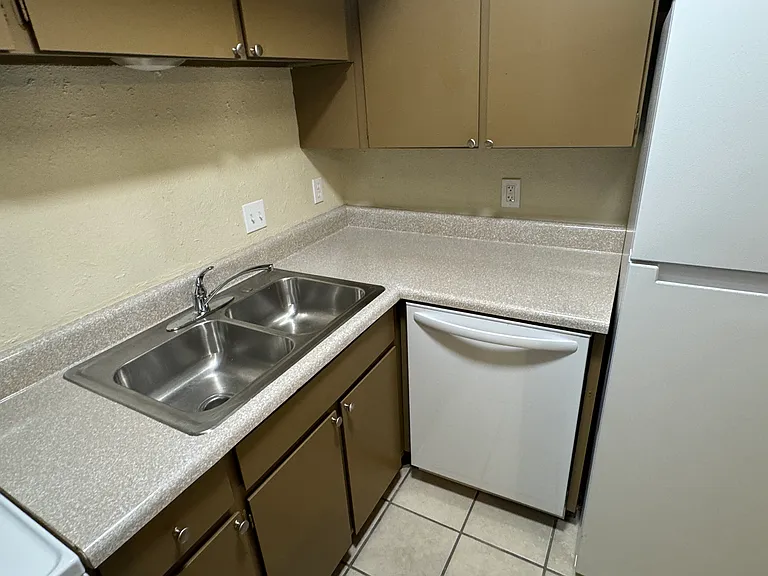 2500 W Hickory St #17 — Photo 5