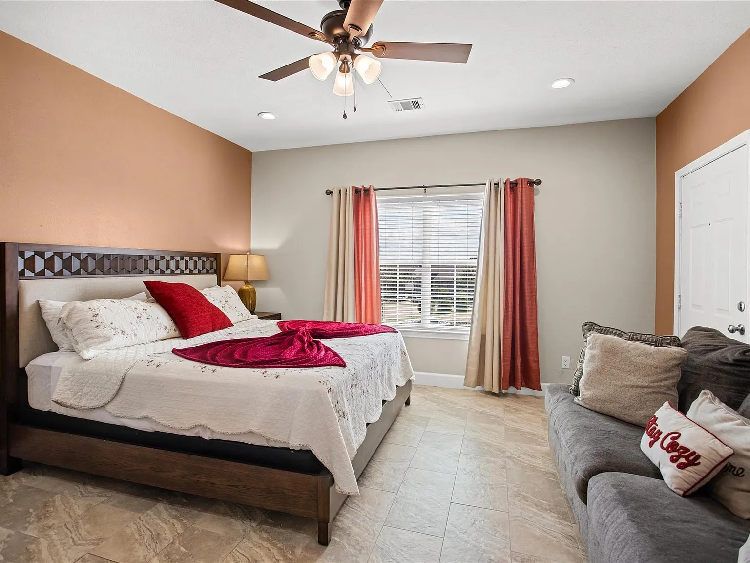 3 bed, 2.0 bath, 1822 sqft, $2,400 — Photo 4