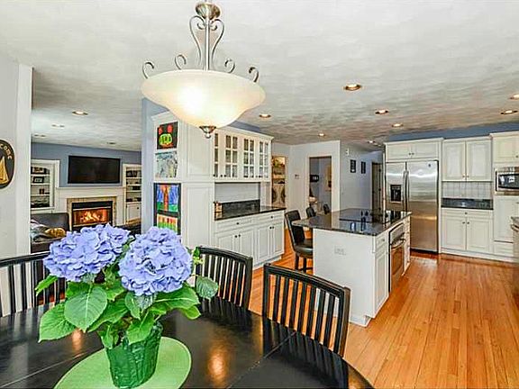 4th image of 15 Bassett Cir