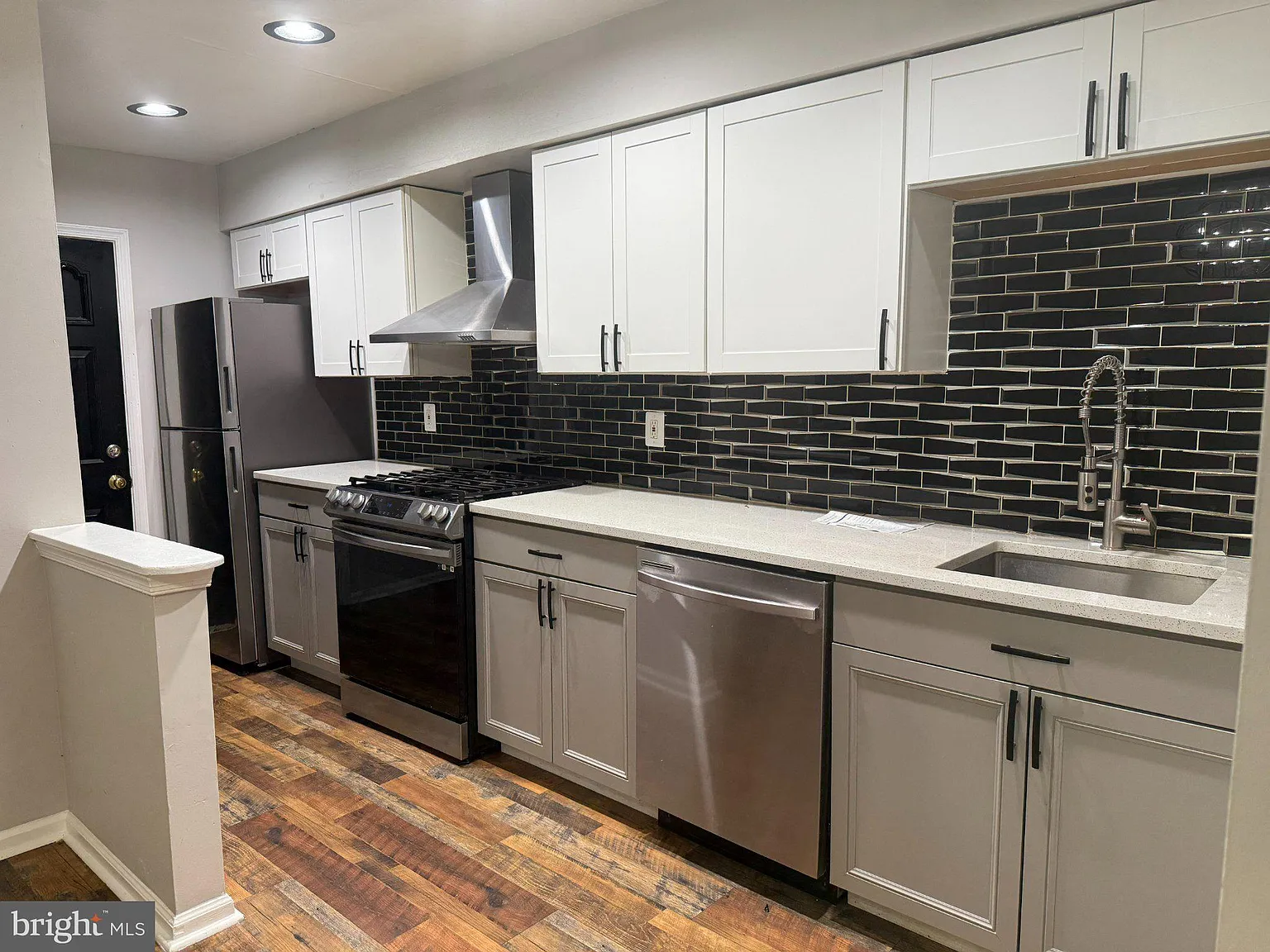 4 bed, 2.0 bath, 1088 sqft, $2,300 — Photo 3
