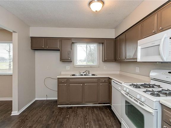 4th image of 1402 Greenbrook Dr