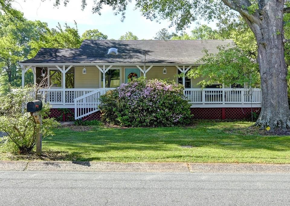 1st image of 570 Seminole Dr NE