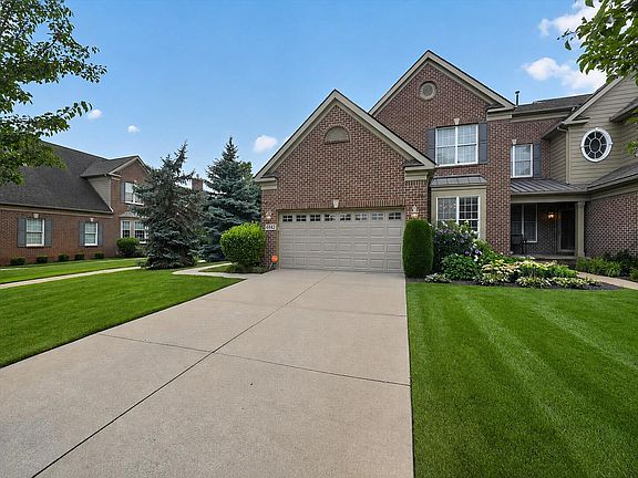 3rd image of 44742 Broadmoor Cir N