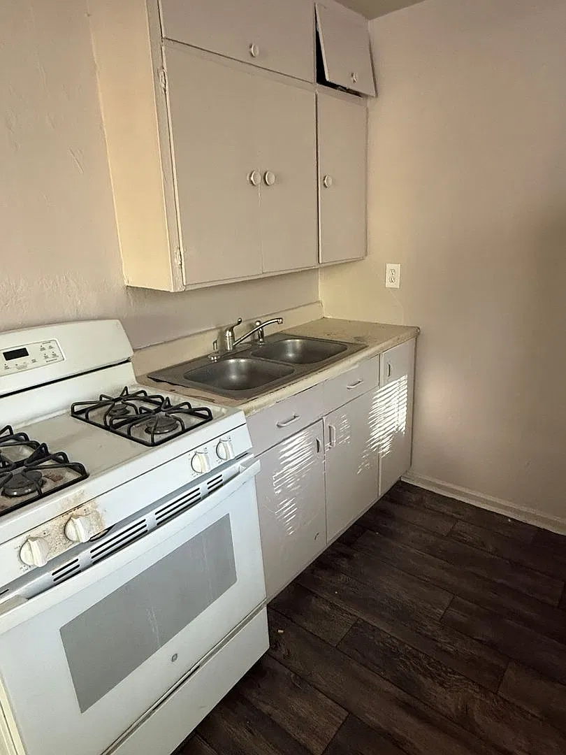Half off first months rent - Updated apartment, new carpet, paint, etc. — Photo 1