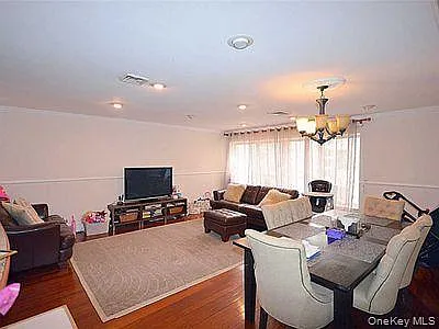 100 Cuttermill Rd #4V — Photo 5
