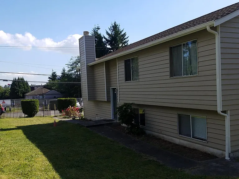 11501 5th Ave NE — Photo 4