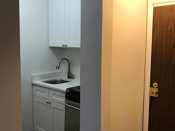 3rd image of 3943 N Pine Grove Ave