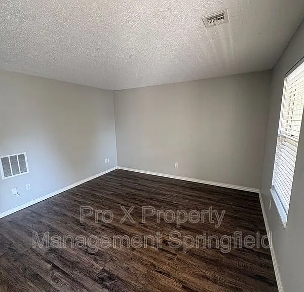 1138 E Walnut St #7 — Photo 2