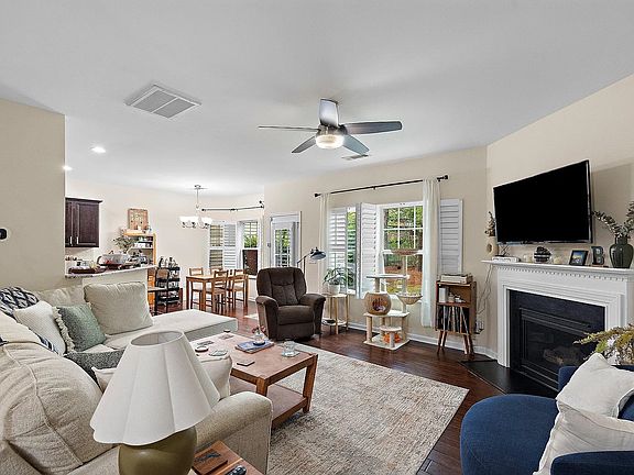 3rd image of 708 Ennis Creek Ln