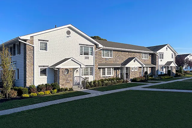 Fairfield Townhouses At Massapequa — Photo 13