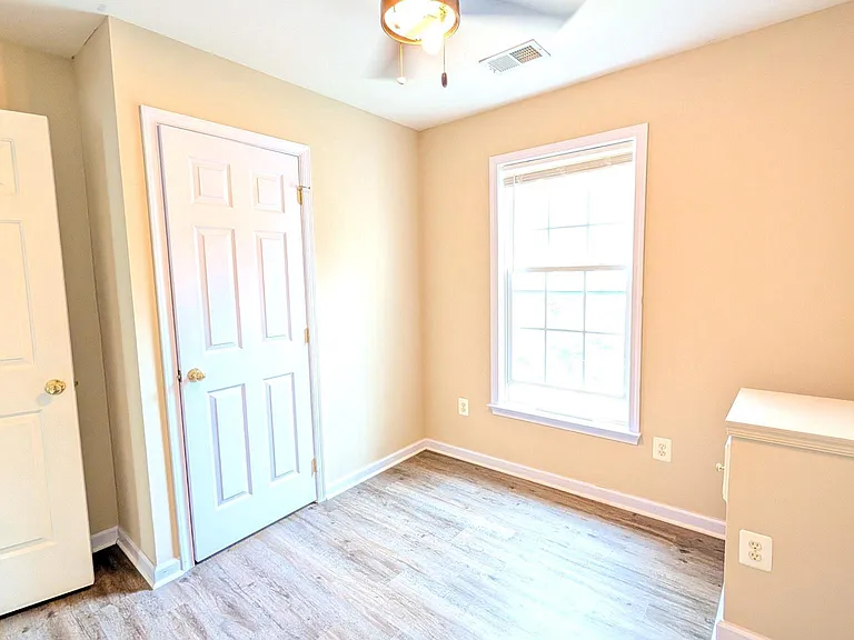 211 Shirley Sq SE — Photo 30