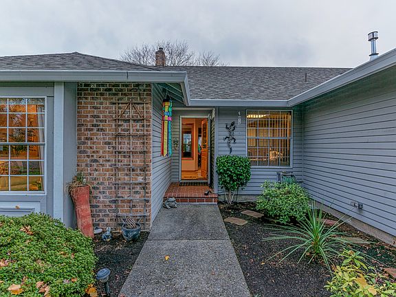 3rd image of 2307 SE Briarwood Dr
