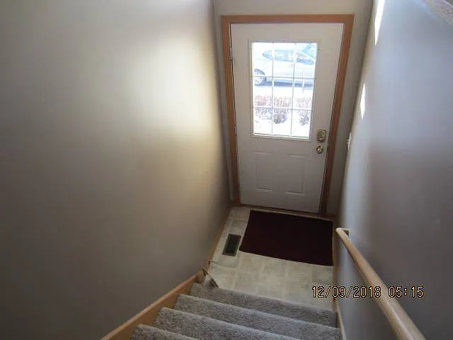 Spacious 2 Bedroom, 3 Level Town Home, Great Location — Photo 2