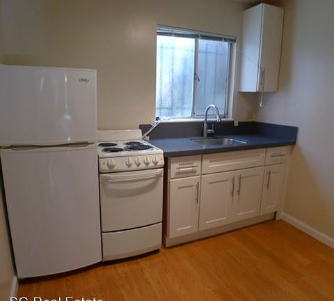 3rd image of 220 E 15th St APT 6