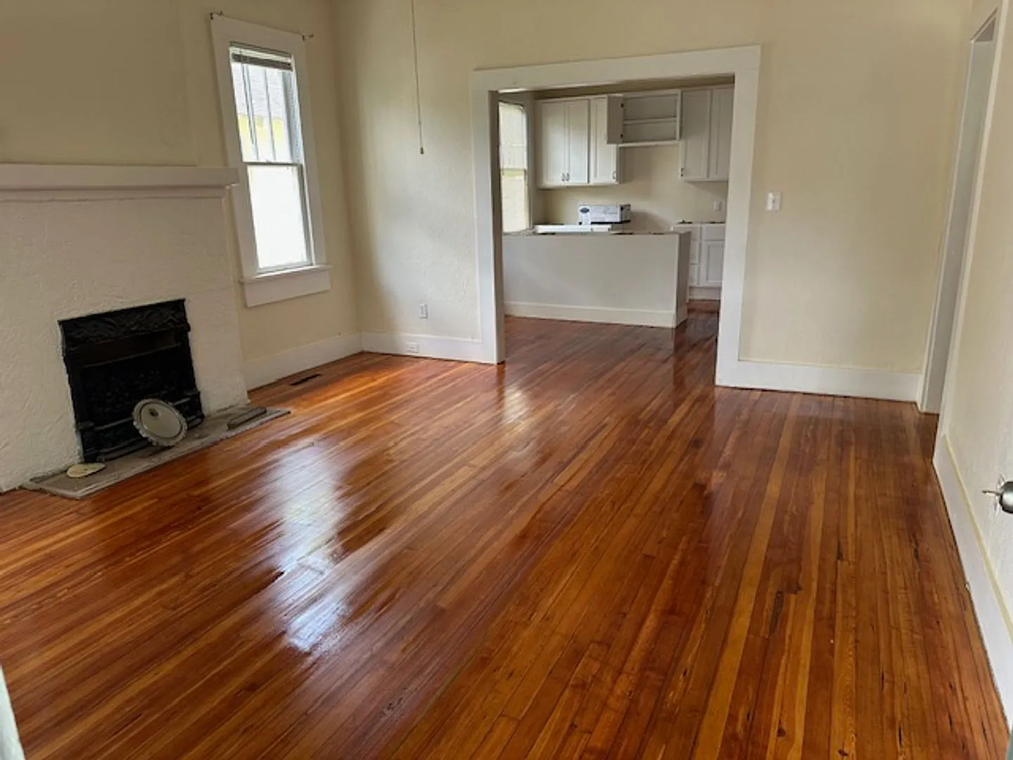 4 bed, 2.0 bath, 1578 sqft — Photo 3