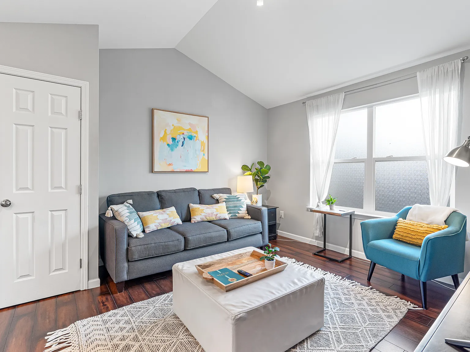 2 bed, 850 sqft, $2,345 — Photo 1