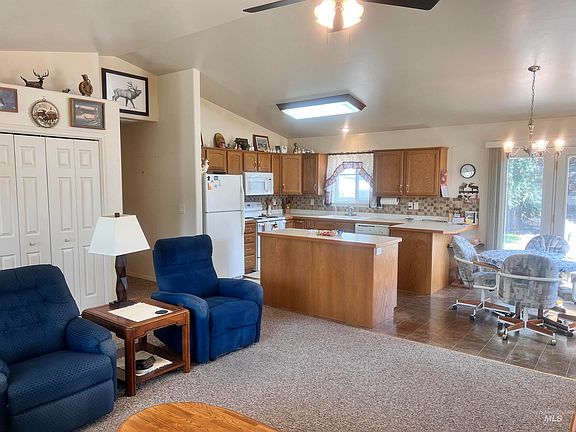 5th image of 110 Knob St