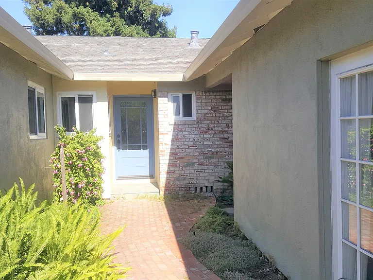 1075 Danbury Dr — Photo 2