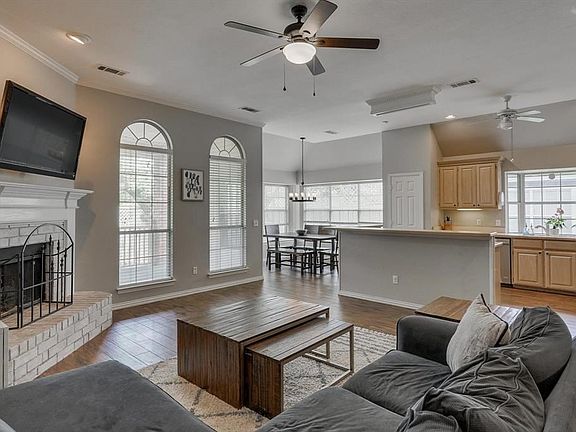 3rd image of 1829 Parkwood Dr
