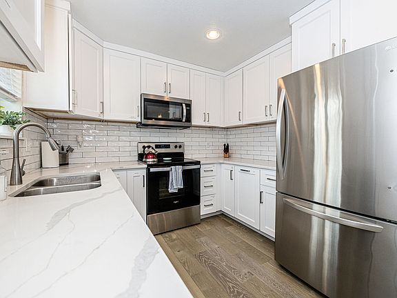 Stainless appliances and refrigerator with ice maker