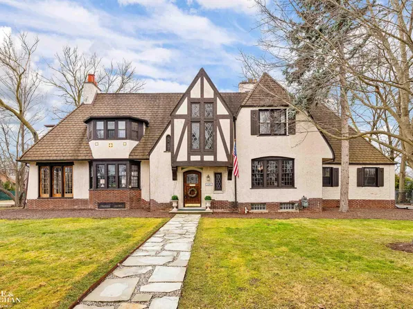 1041 Lochmoor Blvd, Grosse Pointe Woods, MI 48236