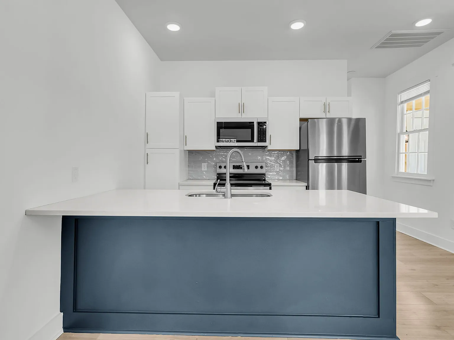 2 bed, 725 sqft, $3,000 — Photo 4