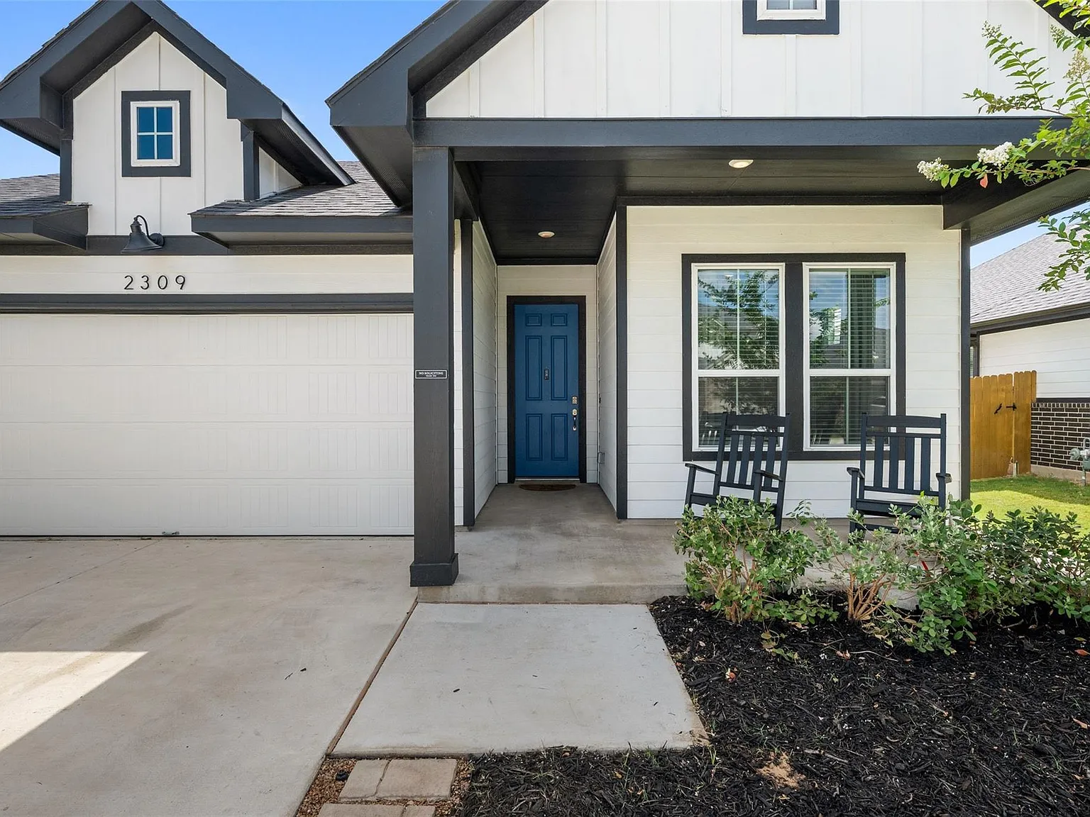 3 bed, 2.0 bath, 1904 sqft, $3,000 — Photo 2